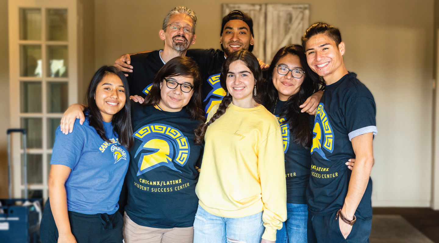 Community members of Centro pose for a group photo.