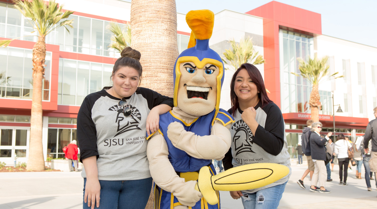 Happy SJSU students with Sammy.